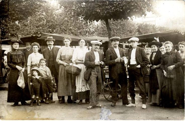 Marchands et clients du marché montreuillois